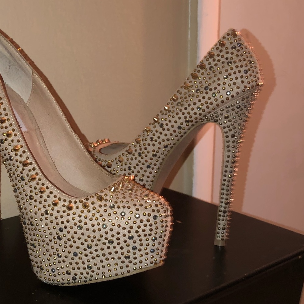 Brand New Steve Madden Gold Pumps
